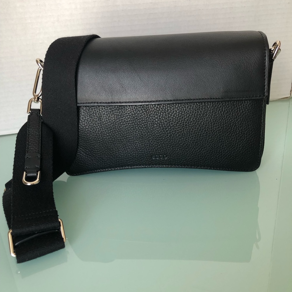 Ecco black leather purse.